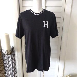 Huf black T-shirt‎ with H on front and logo around neckline Sz L